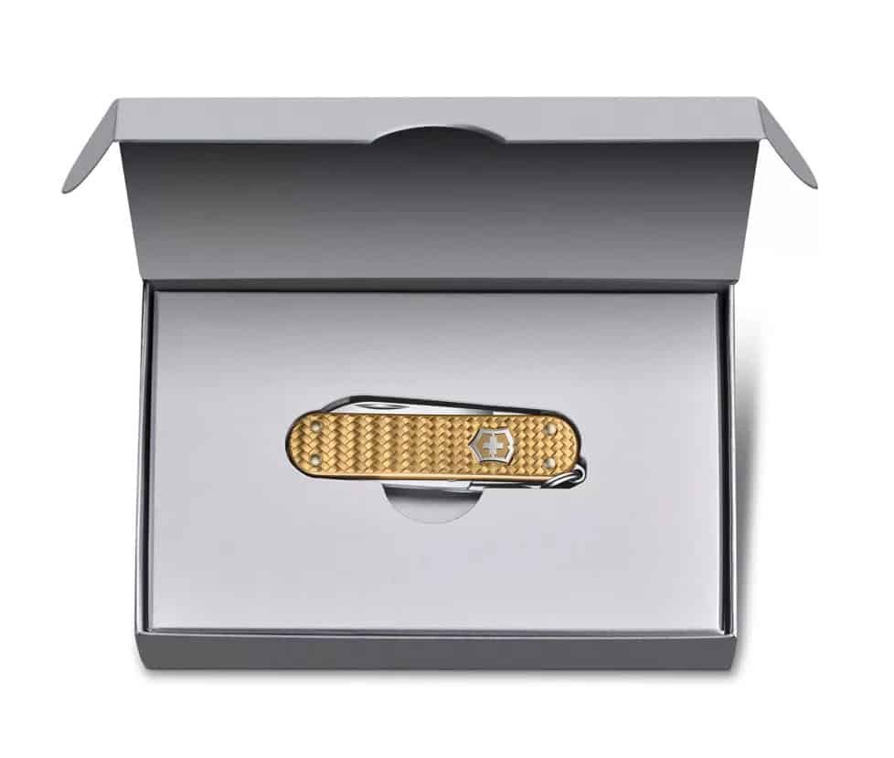 NAVAJA VICTORINOX 0.6221.408G CLASSIC ALOX Precious DORADO